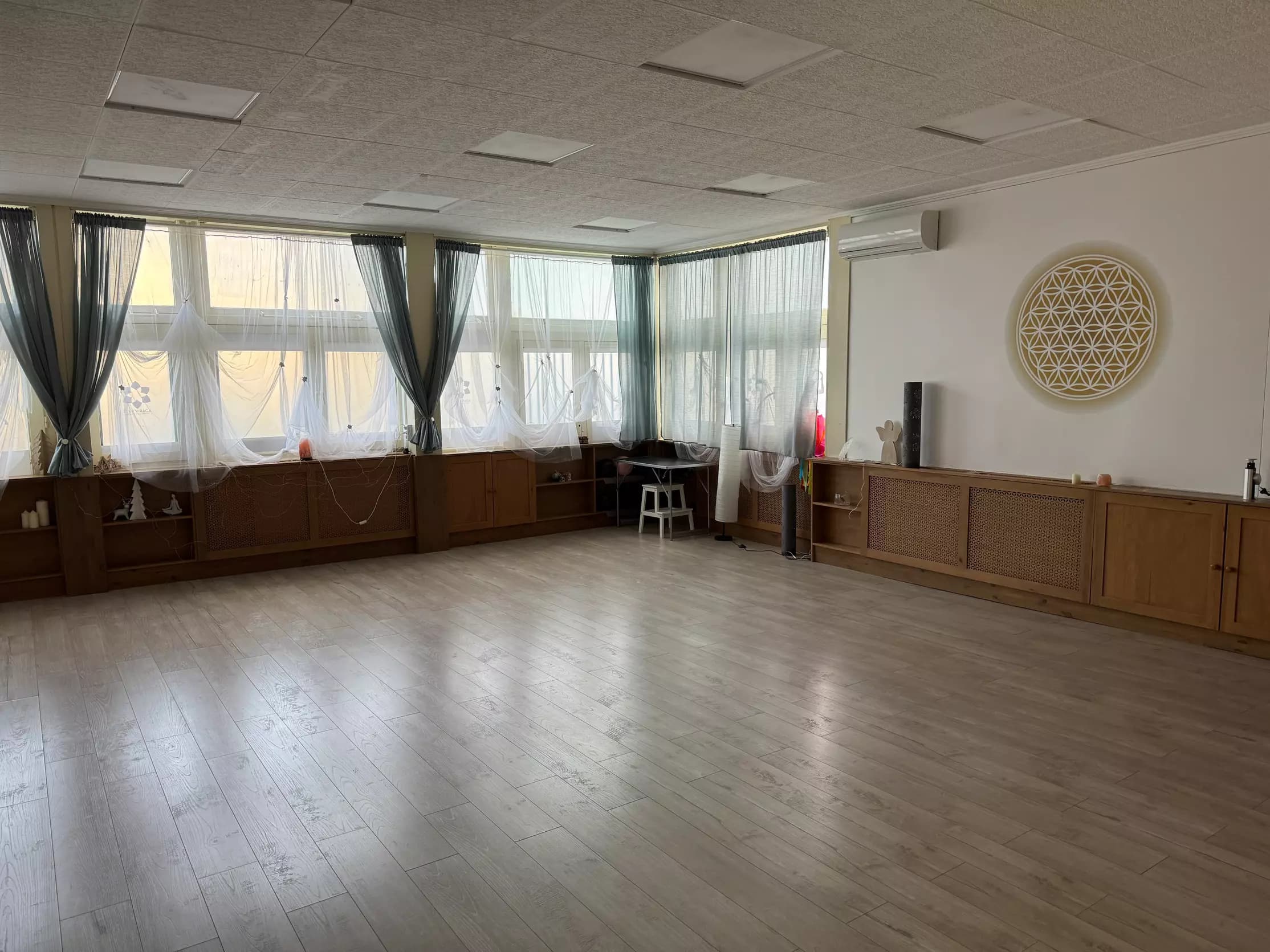 Az Élet Virága Jógastúdió világos, 62 m²-es nagyterme